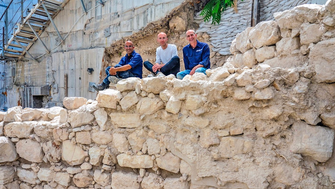 Arqueólogos sobre restos de la muralla