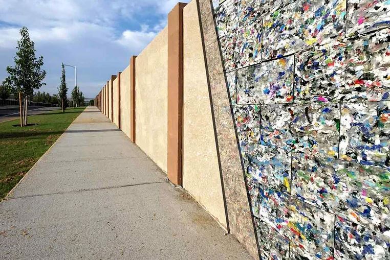 Muro elaborado con plástico reciclado.