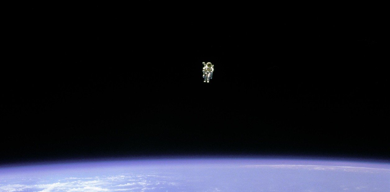 Bruce McCandless II a 273 kilómetros sobre la superficie terrestre.