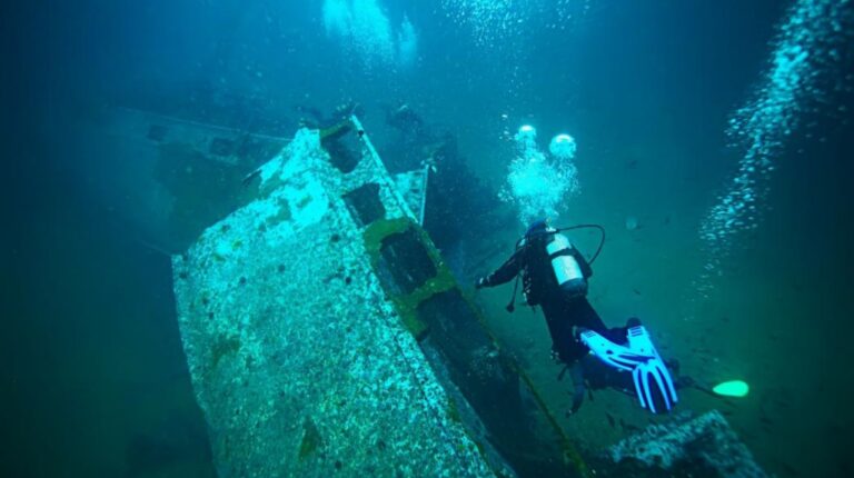 El submarino fue hallado a 203 metros de profundidad.