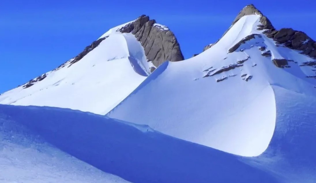Montañas sobresalen de la capa de hielo de la Antártida Oriental.