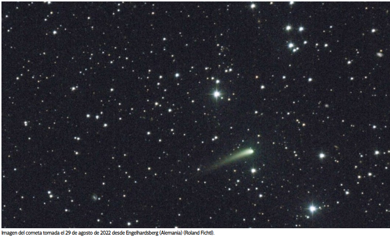 El cometa tiene una cola ancha y corta de polvo amarillento o verdoso y la cola de iones larga y tenue. 