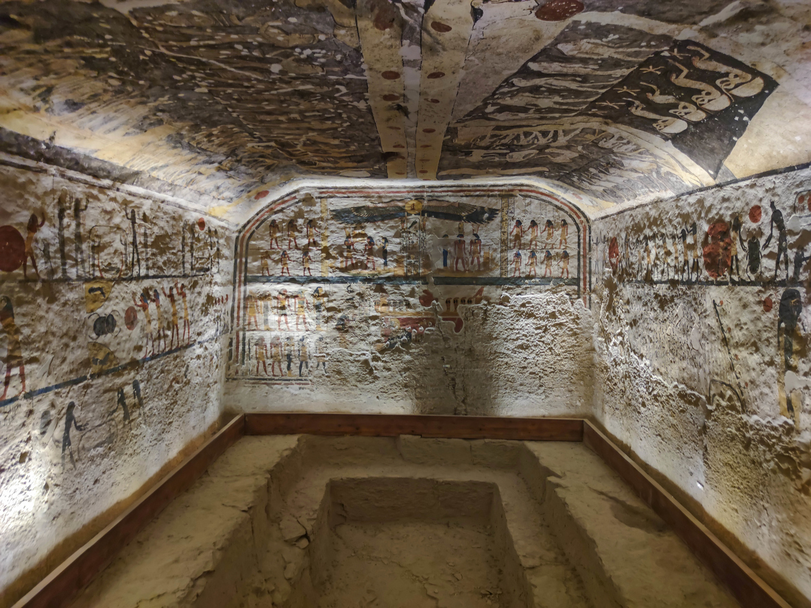 Dentro de la tumba del faraón egipcio en el Valle de los Reyes, Tebas, Luxor, Egipto