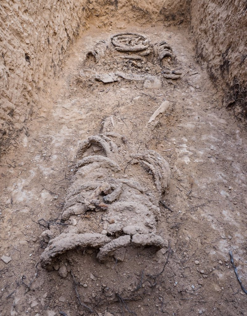 El esqueleto de un monje de época bizantina cargado de gruesas cadenas.