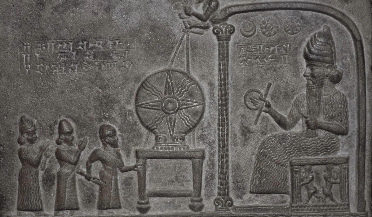 Tablilla esculpida con una escena que representa el culto al dios Sol en el Templo de Sippar.