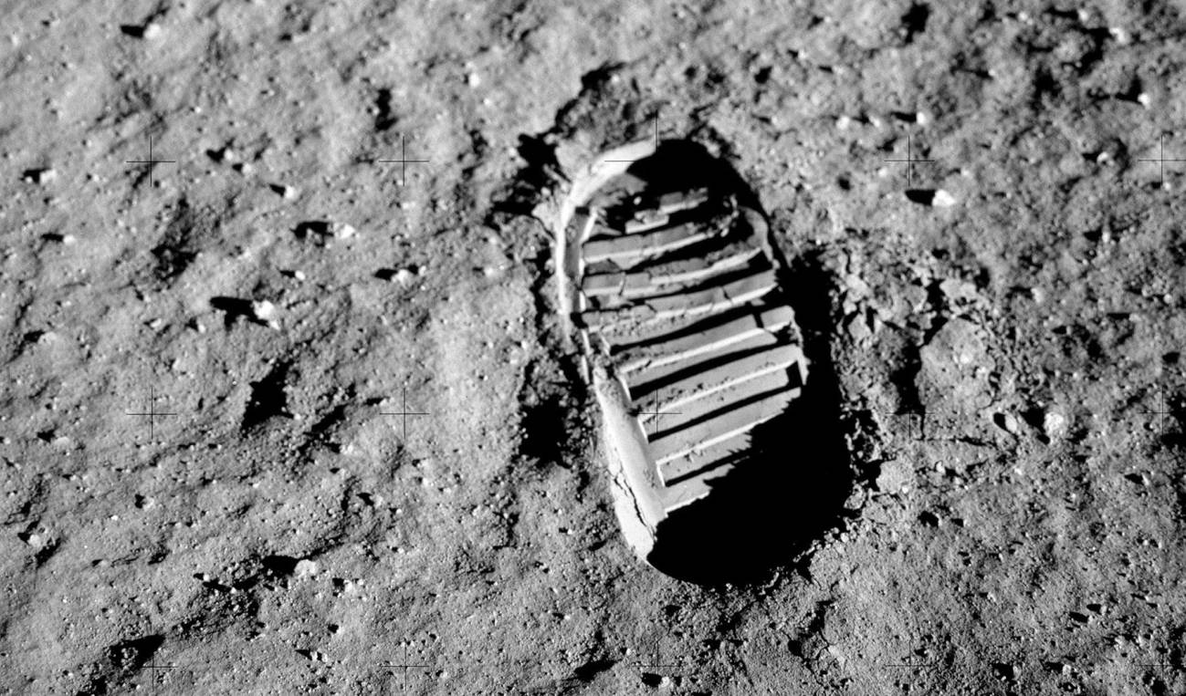 Armstrong fue el encargado de dar el primer paso sobre la superficie lunar.
