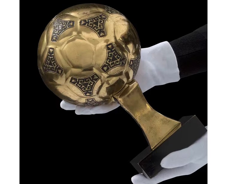 La casa Aguttes subastará el Balón de Oro de Maradona el próximo 6 de junio
