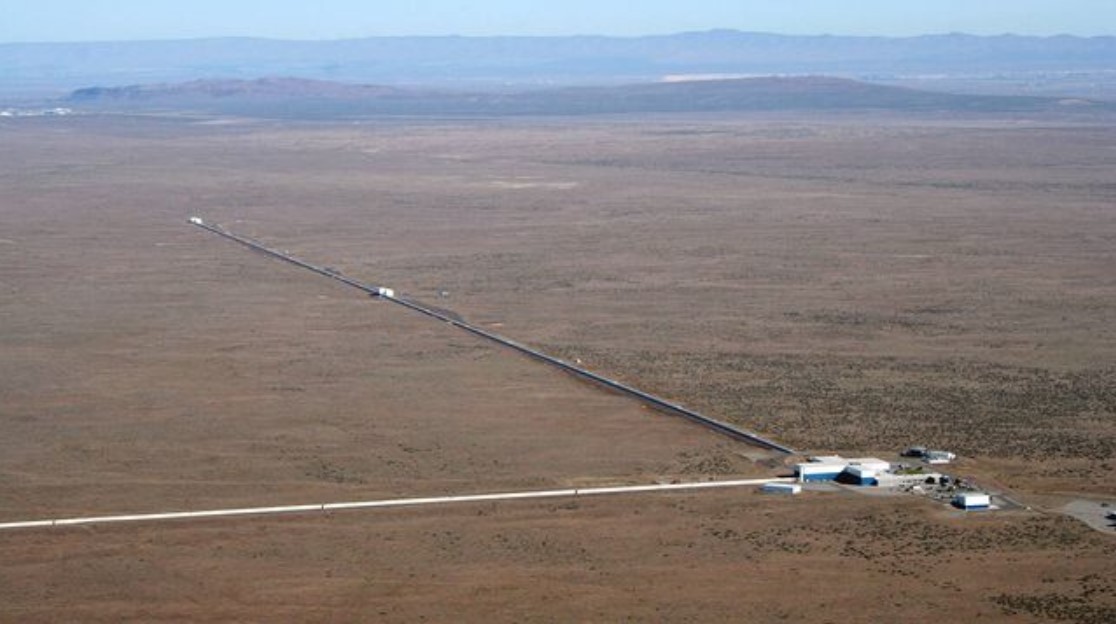 El experimento LIGO posee brazos de 4 kilómetros de longitud.