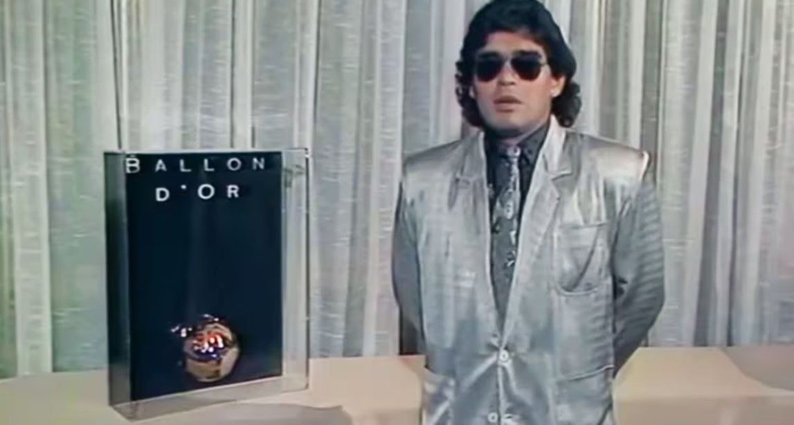 Maradona posa junto al Balón de Oro que reapareció después de 35 años 