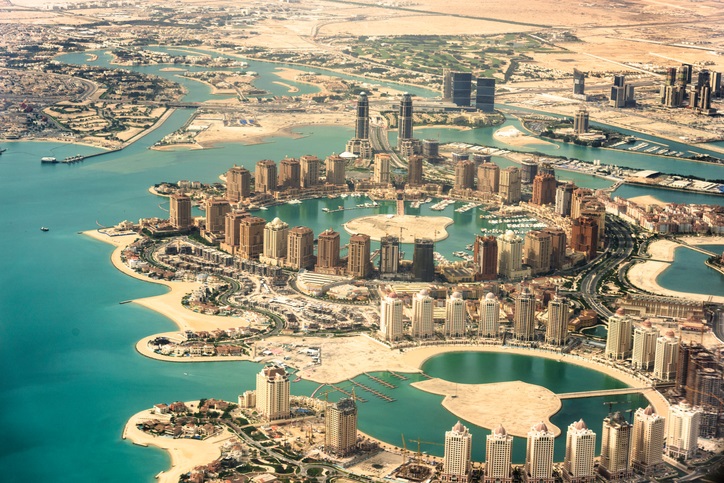 Qatar tiene el yacimiento de gas natural más grande del mundo.