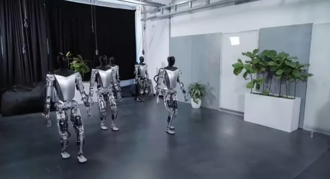 Tesla presentó avances en el desarrollo de sus robots humanoides.