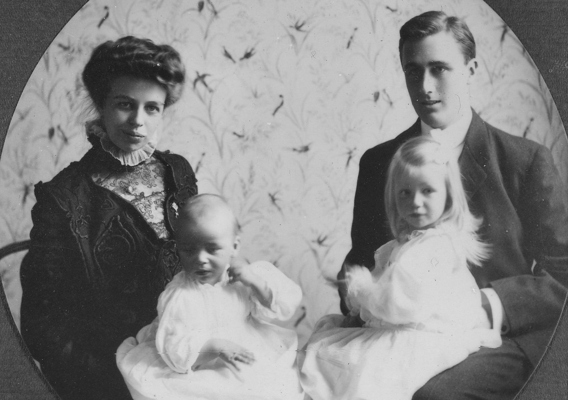 Roosevelt y su esposa Eleanor con Anna and James en su residencia de Hyde Park, New York.