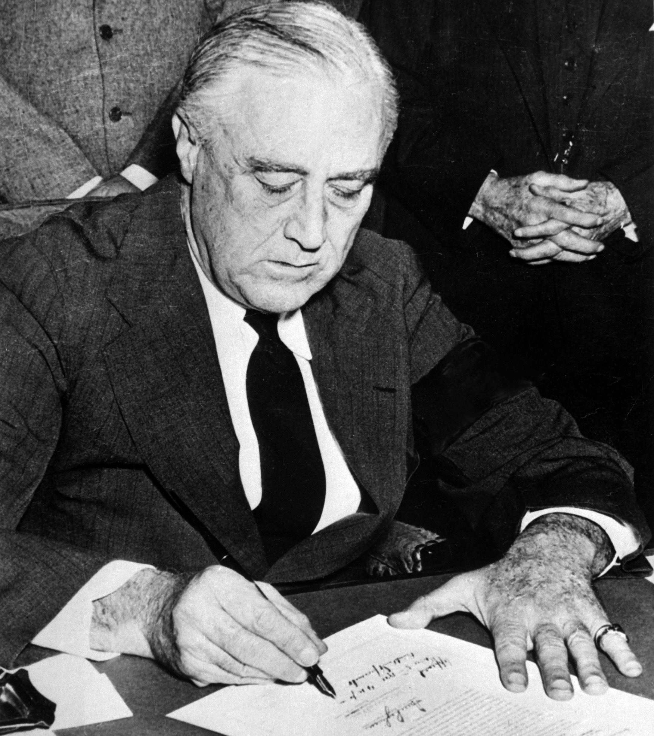 Roosevelt firma la declaración de guerra contra Japón.