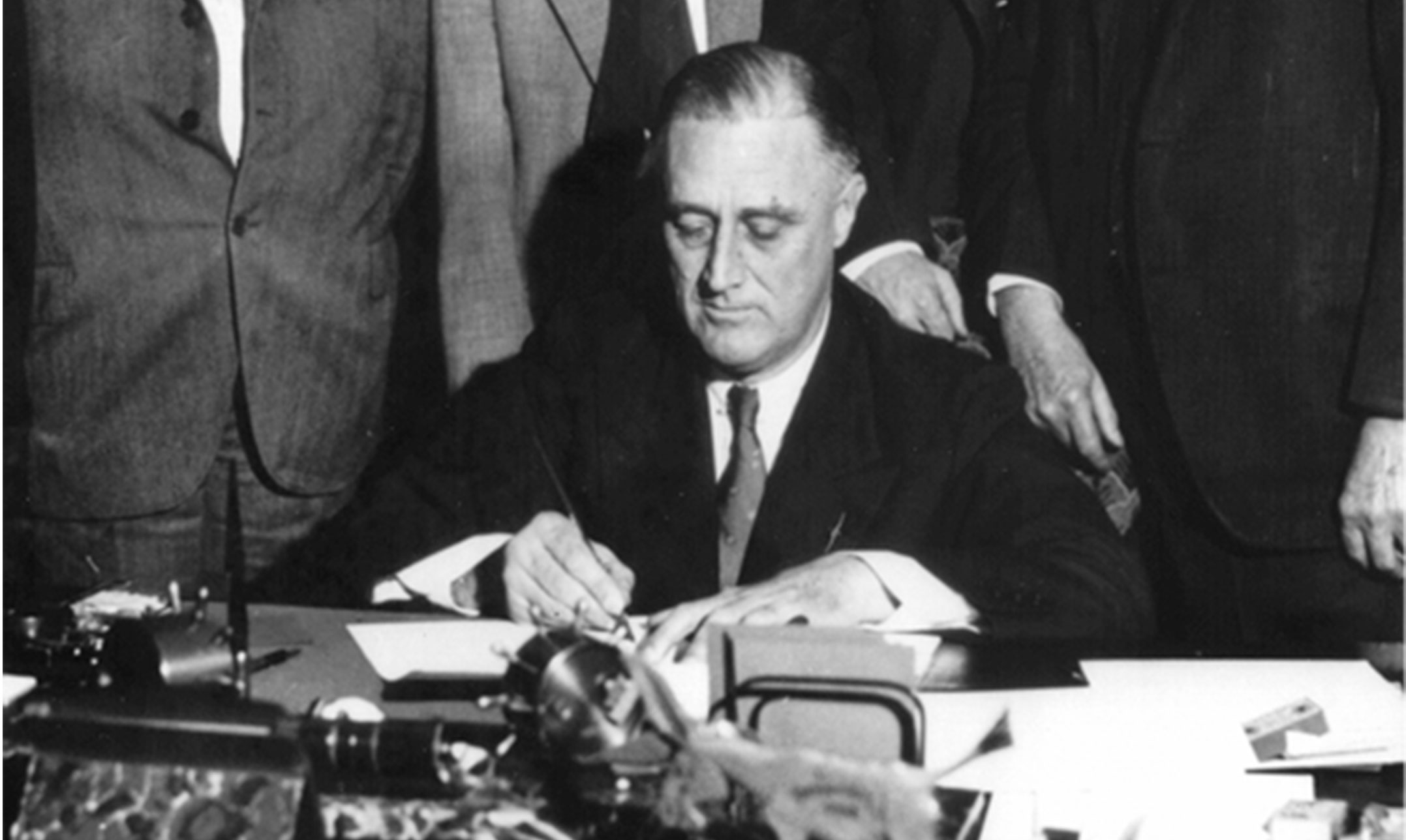 Roosevelt firma la Ley TVA, que estableció la Autoridad del Valle de Tennessee.
