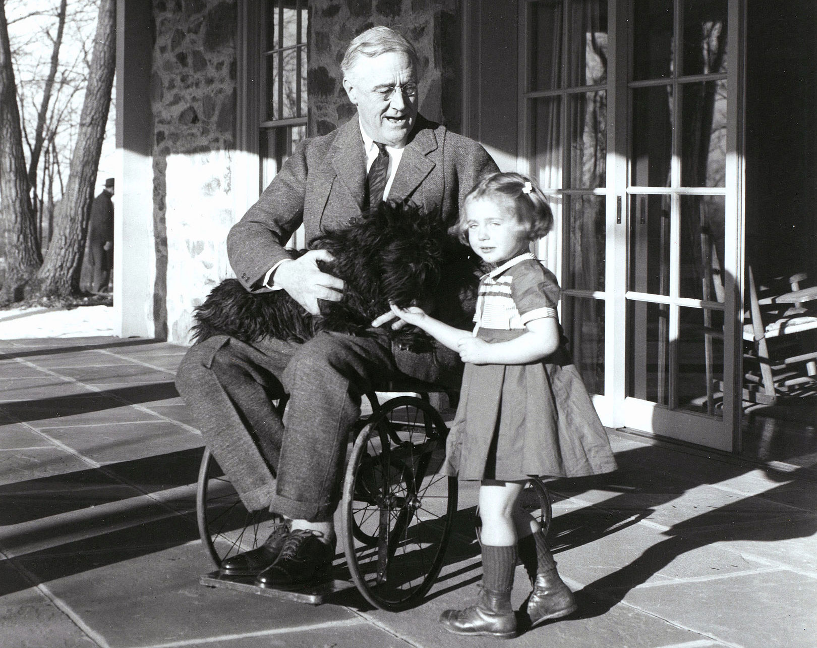 Roosevelt en silla de ruedas, por la poliomielitis, en 1941. 