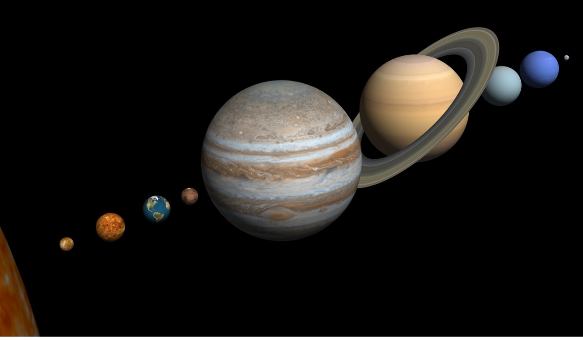Saturno, el segundo planeta de mayor tamaño de nuestro sistema solar, tiene una densidad tan baja que podría flotar sobre el agua.