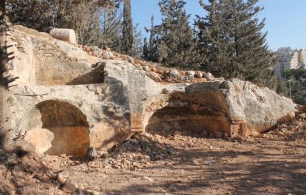 Vista general de los ábsides de la iglesia, excavados en la roca.
