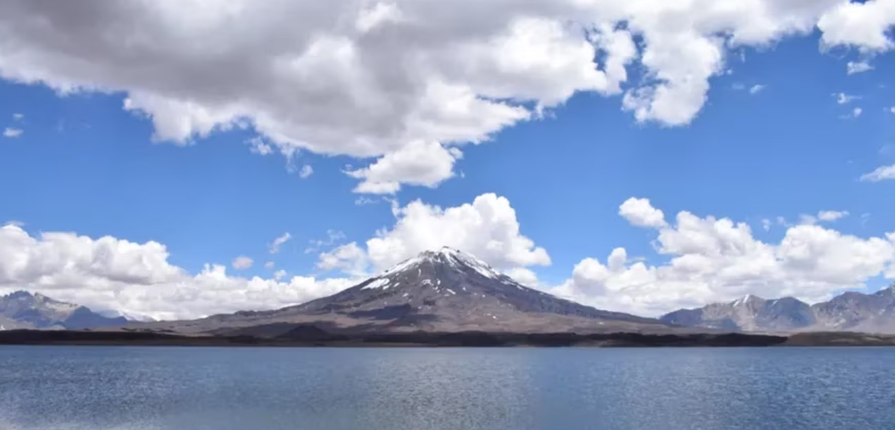 Vista a la Laguna del Diamante y volcán Maipo detrpas.