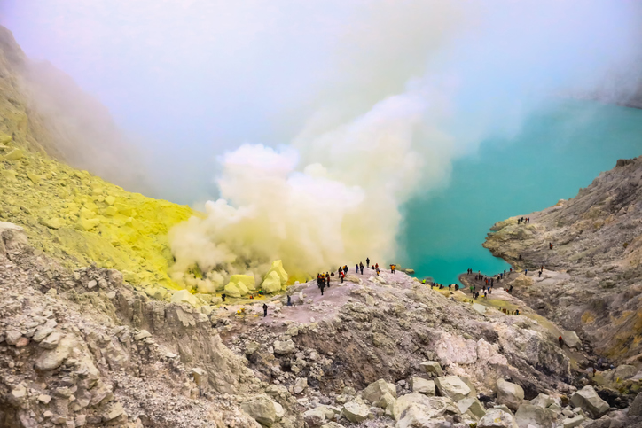 Vista del volcán humeante Kawah Ijen en Indonesia.