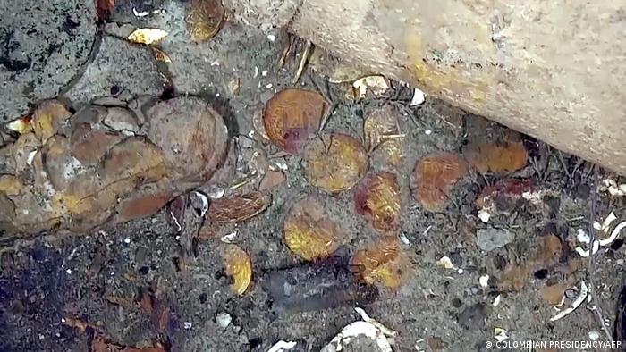 Algunas de las monedas de oro halladas en el galeón.