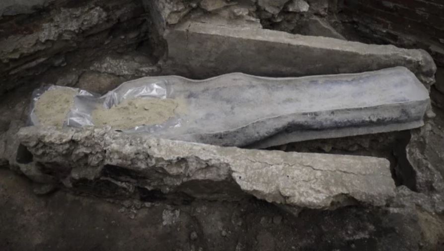Se descubrieron varias sepulturas, entre las que destaca un sarcófago de plomo.