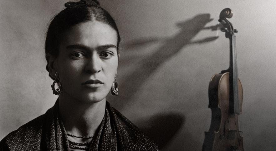 subastan el violín que Frida Kahlo pintó para Trotsky
