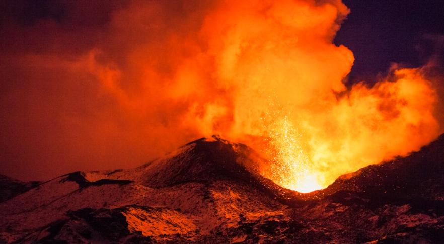El volcán activo más grande del mundo entró en erupción 