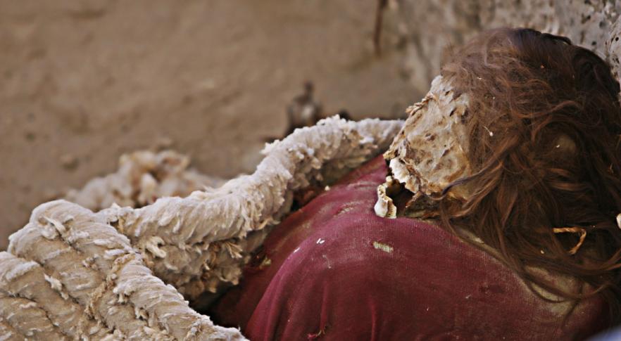 Hallan una momia preincaica con cabello, piel y dientes