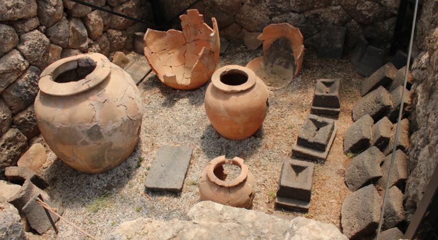 Descubren cráneos humanos y objetos de rituales nigromantes en una cueva de Jerusalén