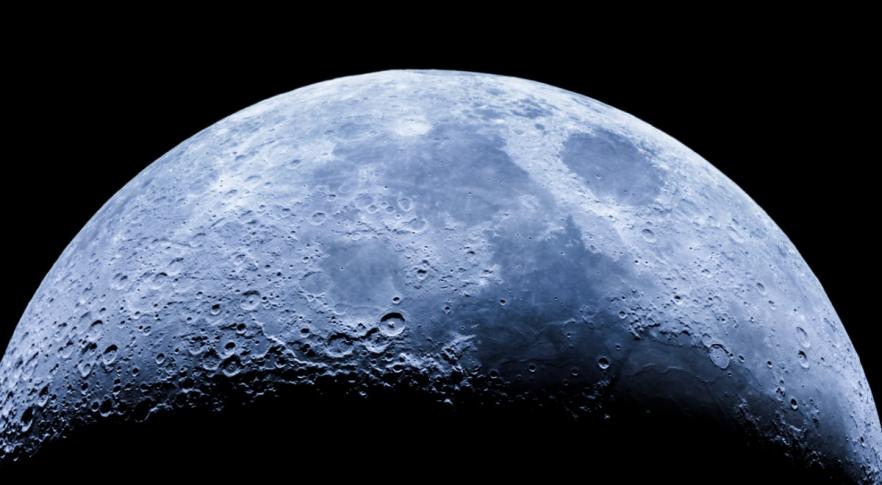 Una fuerza misteriosa está generando agua en la Luna