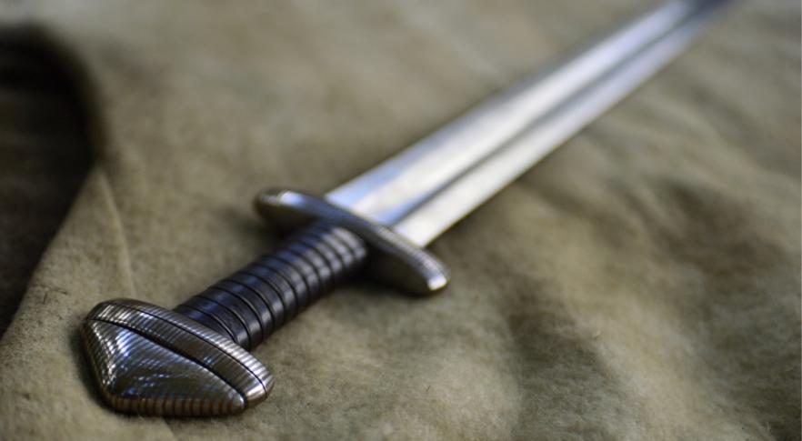 Encuentran espadas romanas de casi 2 mil de antigüedad en una cueva de Israel