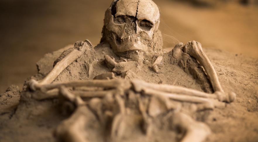 Descubren restos de un esqueleto medieval con una prótesis en la mano