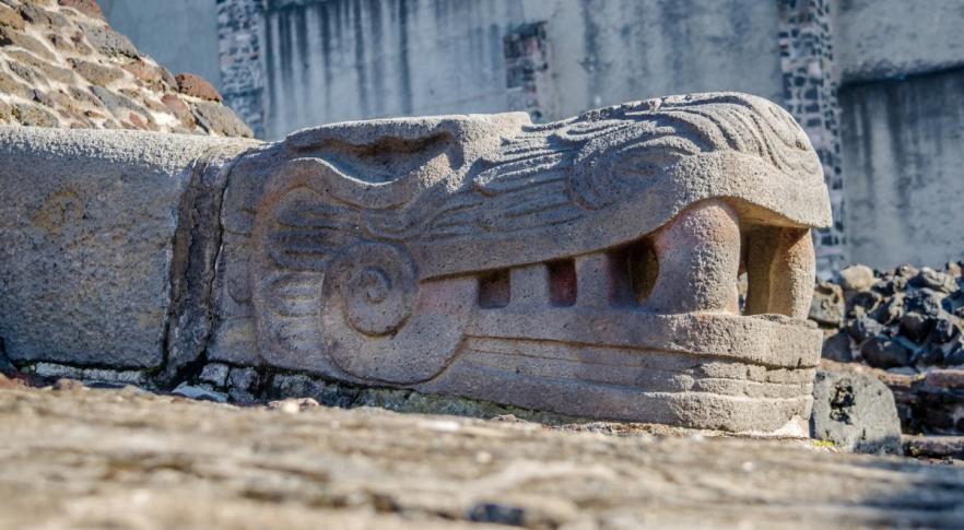 Un terremoto deja al descubierto una gigantesca cabeza de serpiente en México