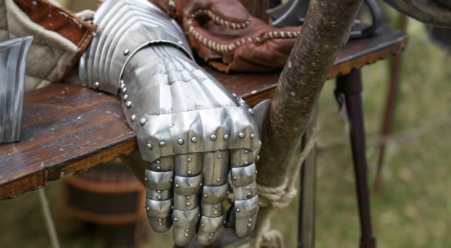 Encuentran un extraño guantelete de metal medieval