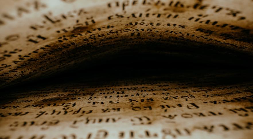 La IA descubre un mensaje oculto en un papiro carbonizado de 2 mil años