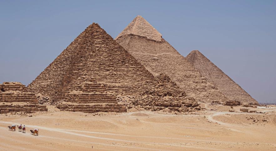 hallazgo de una enorme anomalía cerca de las pirámides egipcias 