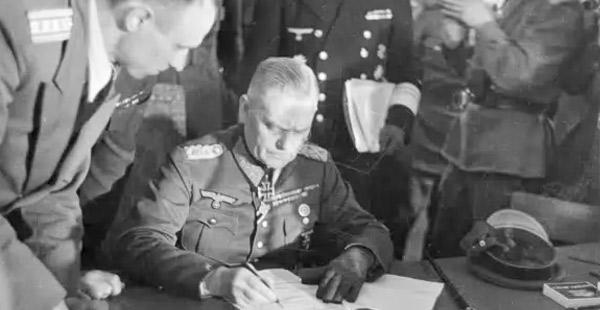 Alemania nazi firma la rendición incondicional-0