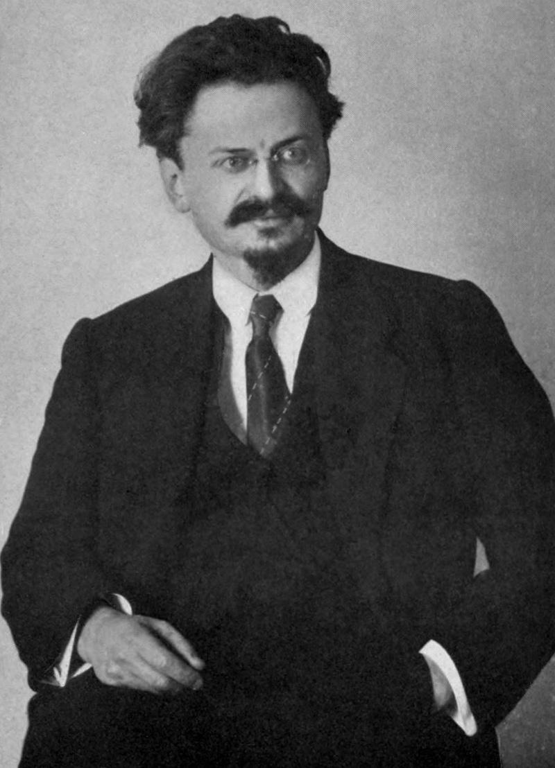 Nace León Trotsky-0