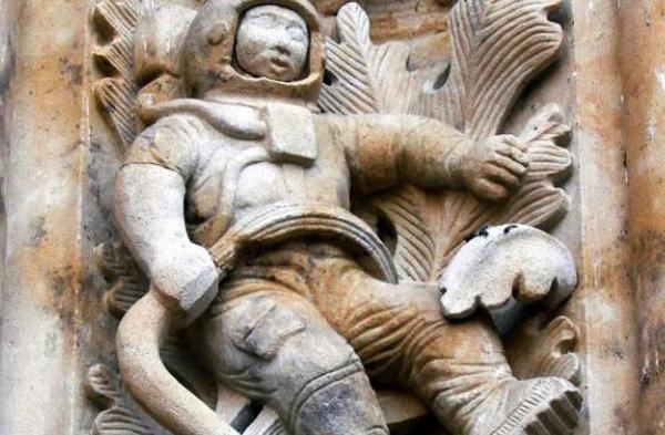 ¿Misterio resuelto? La nítida figura de un astronauta, tallada hace más de 300 años en la Catedral de Salamanca-0