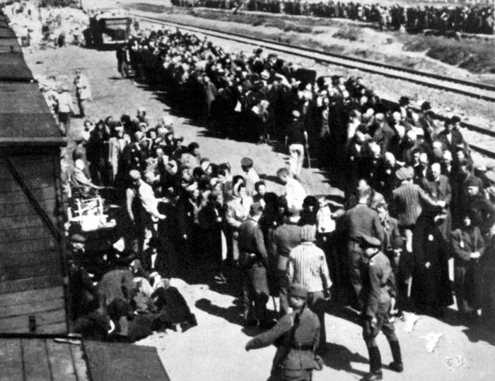 Tropas soviéticas ocupan Auschwitz y liberan a más de 5000 personas-0