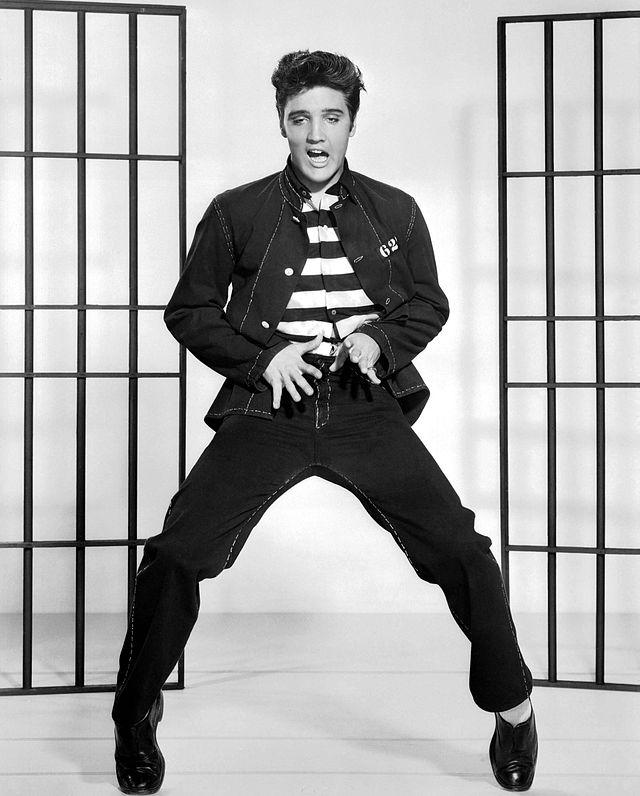 Elvis realiza por primera vez su provocativo baile-0