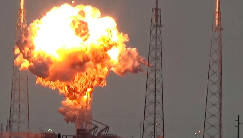 Teóricos de la conspiración creen que el cohete Falcon 9 fue destruido por un láser alienígena-0