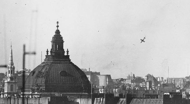 Cae el primer cohete-bomba V-1 nazi sobre Londres-0