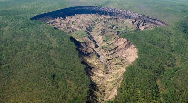 Puerta del infierno: en Rusia apareció un gigantesco cráter en la tierra-0