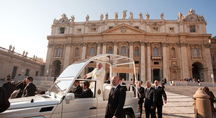 El Vaticano estrena el papamóvil más avanzado de la historia-0