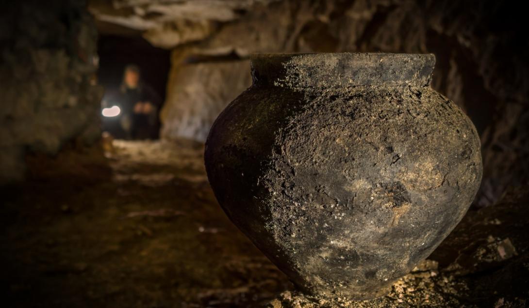 Descubren en Israel una cueva funeraria intacta de 3.300 años de antigüedad-0