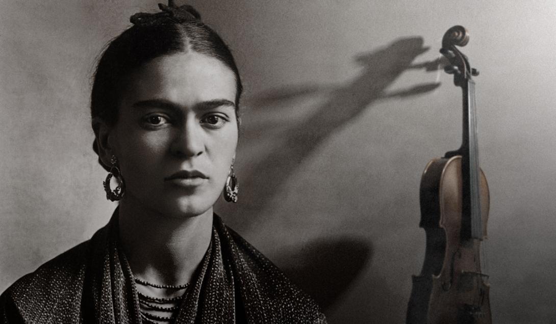 Récord histórico: subastan el violín que Frida Kahlo pintó y obsequió a Trotsky por una cifra astronómica-0