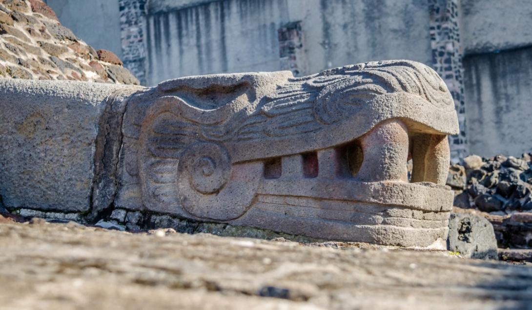 Un terremoto deja al descubierto una gigantesca cabeza de serpiente en México-0