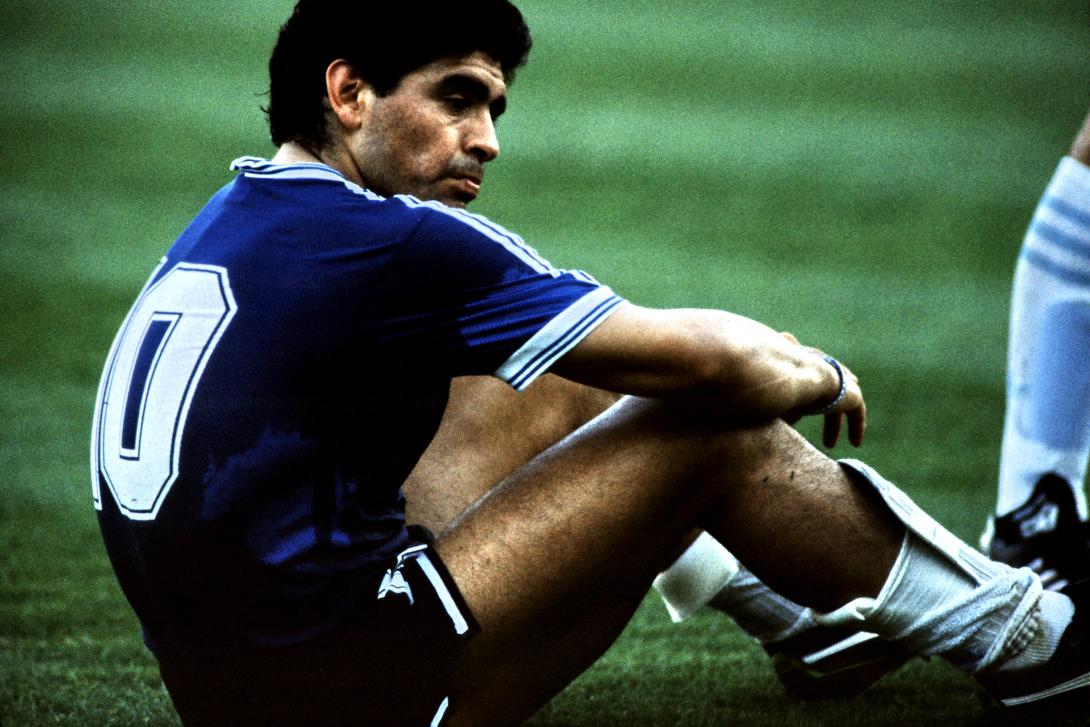 La increíble historia del Balón de Oro de Maradona: robado, desaparecido durante décadas y aparecido en una feria-0